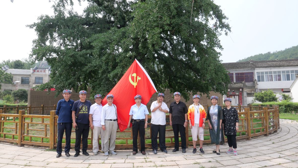 中共信阳李氏文化研究会党支部组织党员在河南省罗山县铁铺乡何家冲村红二十五军长征出发地军部前，党支部书 ...