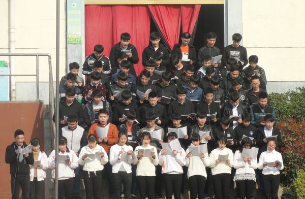 学校每学期都要举办经典名篇诵读比赛。图为比赛场景.JPG