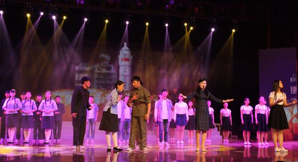 徐丽老师与学生一起参加区经典名篇朗读会.jpg