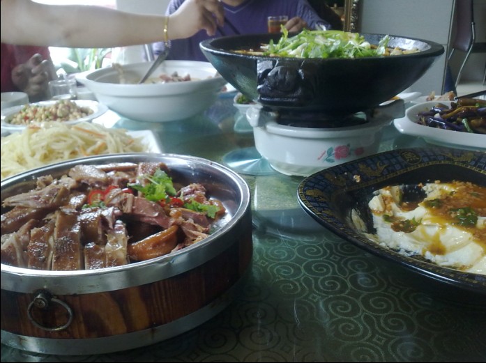 餐桌一角露脸